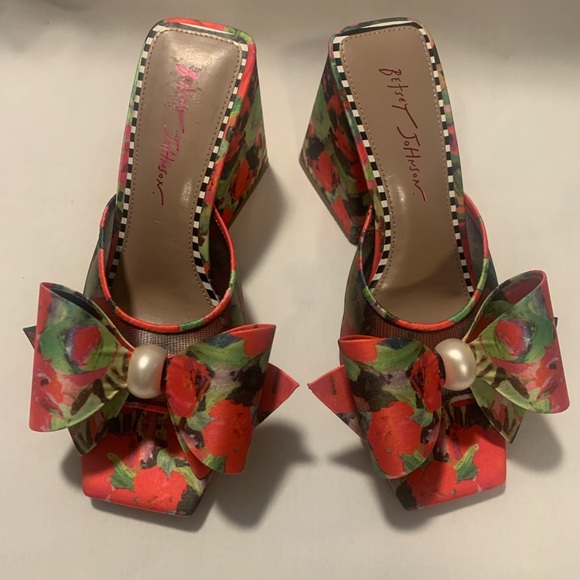 NWOB BETSEY JOHNSON JORDN RED/GREEN FLORAL MESH/BOW/PEARL SLIP ON BLOCK HEELS 9 - Picture 3 of 16